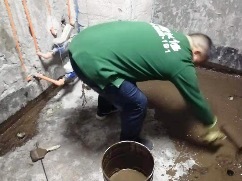 廁所地面刷防水：在進(jìn)行防水處理之前，一定先找平地面，如果地面不平或效果不好，可能造成因防水涂料薄厚不均而導(dǎo)致的開(kāi)裂滲漏。防水層做好后要留余一定的時(shí)間，讓防水層與建筑更好的融為一體，然后在防水層上做保護(hù)層在鋪地磚，如果地磚已鋪設(shè)完畢，可千萬(wàn)不要砸地磚，用專業(yè)的補(bǔ)縫防水材料，把所有的縫隙堵住做好防水就好了。也同樣適用于衛(wèi)生間防水層失效后防水工程。