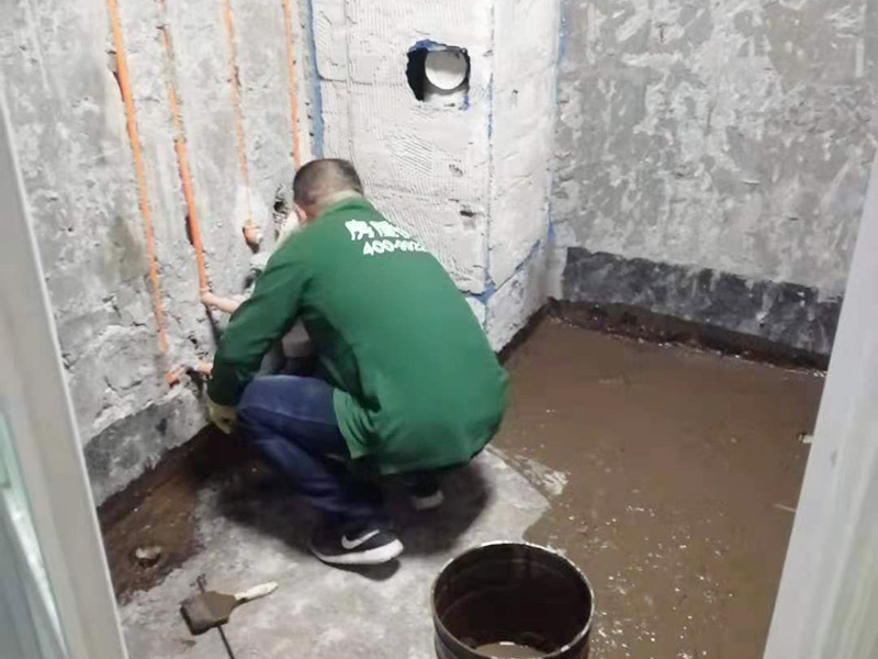 廁所地面刷防水：在進(jìn)行防水處理之前，一定先找平地面，如果地面不平或效果不好，可能造成因防水涂料薄厚不均而導(dǎo)致的開(kāi)裂滲漏。防水層做好后要留余一定的時(shí)間，讓防水層與建筑更好的融為一體，然后在防水層上做保護(hù)層在鋪地磚，如果地磚已鋪設(shè)完畢，可千萬(wàn)不要砸地磚，用專業(yè)的補(bǔ)縫防水材料，把所有的縫隙堵住做好防水就好了。也同樣適用于衛(wèi)生間防水層失效后防水工程。