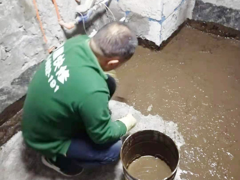 廁所地面刷防水：在進(jìn)行防水處理之前，一定先找平地面，如果地面不平或效果不好，可能造成因防水涂料薄厚不均而導(dǎo)致的開(kāi)裂滲漏。防水層做好后要留余一定的時(shí)間，讓防水層與建筑更好的融為一體，然后在防水層上做保護(hù)層在鋪地磚，如果地磚已鋪設(shè)完畢，可千萬(wàn)不要砸地磚，用專業(yè)的補(bǔ)縫防水材料，把所有的縫隙堵住做好防水就好了。也同樣適用于衛(wèi)生間防水層失效后防水工程。