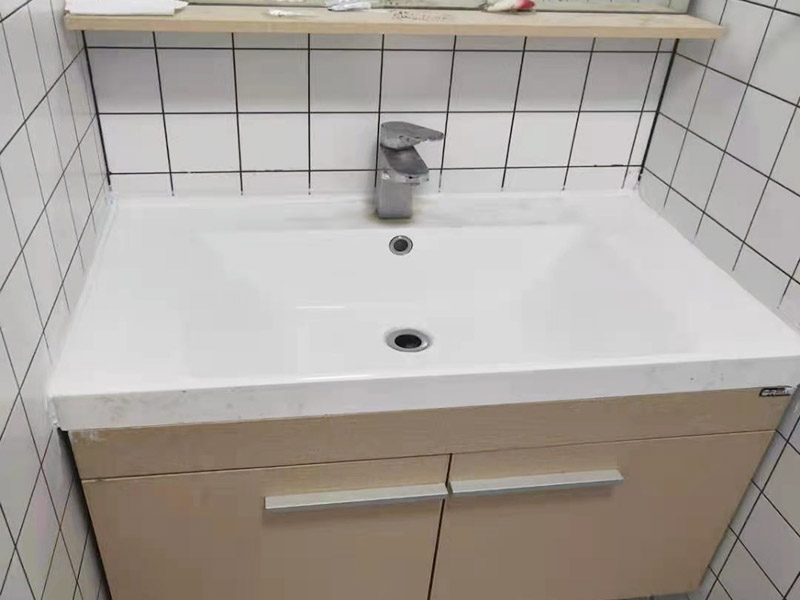 衛(wèi)生間衛(wèi)浴安裝：衛(wèi)浴潔具鑲貼墻磚&rarr;吊頂&rarr;鋪設(shè)地磚&rarr;安裝大便器、洗臉盆、浴盆&rarr;安裝連接給排水管&rarr;安裝燈具、插座、鏡子&rarr;安裝毛巾?xiàng)U等五金配件。 打孔時(shí)最容易出現(xiàn)打爆水管打斷電線的情況，此時(shí)就需要找專業(yè)的打孔師傅最好，安全放心。