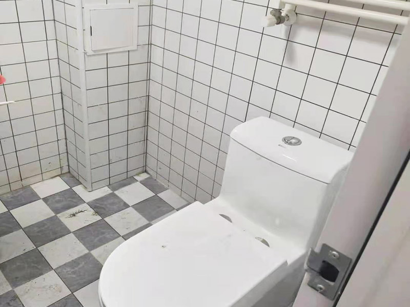 衛(wèi)生間衛(wèi)浴安裝：衛(wèi)浴潔具鑲貼墻磚&rarr;吊頂&rarr;鋪設(shè)地磚&rarr;安裝大便器、洗臉盆、浴盆&rarr;安裝連接給排水管&rarr;安裝燈具、插座、鏡子&rarr;安裝毛巾?xiàng)U等五金配件。 打孔時(shí)最容易出現(xiàn)打爆水管打斷電線的情況，此時(shí)就需要找專業(yè)的打孔師傅最好，安全放心。