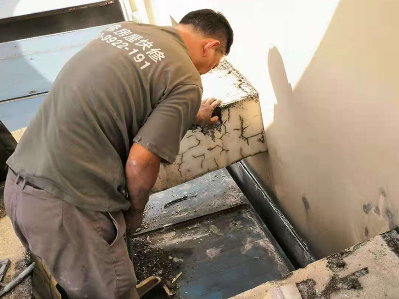 屋頂清理打膠防水：先做好節(jié)點(diǎn)、附加層和屋面排水比較集中部位的處理，然后由屋面最低標(biāo)高處向上施工。鋪貼天溝、檐口卷材時(shí)，宜順天溝、檐口方向以減少搭接。按先高后低、先遠(yuǎn)后近的原則，先施工鋼屋架坡屋面，后施工平屋面。