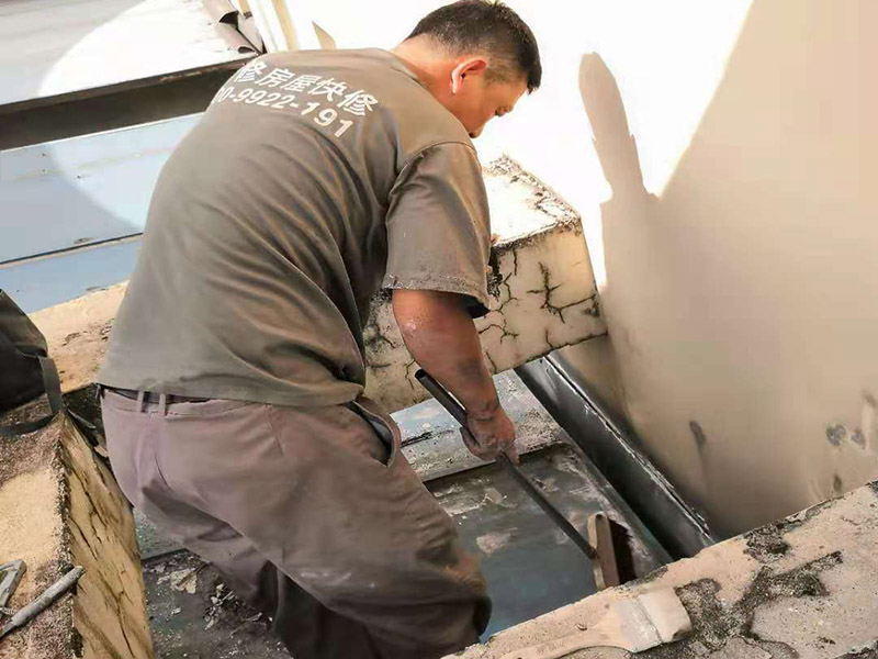 屋頂清理打膠防水：先做好節(jié)點(diǎn)、附加層和屋面排水比較集中部位的處理，然后由屋面最低標(biāo)高處向上施工。鋪貼天溝、檐口卷材時(shí)，宜順天溝、檐口方向以減少搭接。按先高后低、先遠(yuǎn)后近的原則，先施工鋼屋架坡屋面，后施工平屋面。