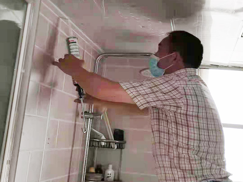 浴室花灑安裝維修：首先在墻面找安裝花灑最好的位置，然后在墻壁上畫出花灑需要安裝位置，高度等等，再在墻面上打孔洞，把配件里圓形底蓋用螺絲擰緊在墻上，擰得不緊，可能造成花灑在今后使用中的脫落，將花灑桿子安裝到墻壁上，先把上面的固定點穩(wěn)定住之后，然后再固定下面的位置。