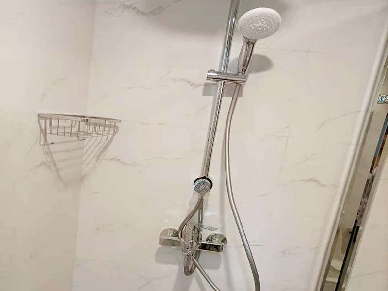 淋浴花灑五金安裝：首先要確定花灑混水閥距離地面的高度，一般控制在90~100cm左右的高度區(qū)間內(nèi)。在鋪設(shè)管道的時(shí)候花灑龍頭預(yù)留位置首先考慮清楚，一般高出毛坯墻15mm，這樣在貼完瓷磚的時(shí)候正好可以埋下絲頭，保證墻面美觀。對(duì)于淋浴花灑內(nèi)絲彎頭預(yù)留的間距一般標(biāo)準(zhǔn)都是在10~15cm左右。