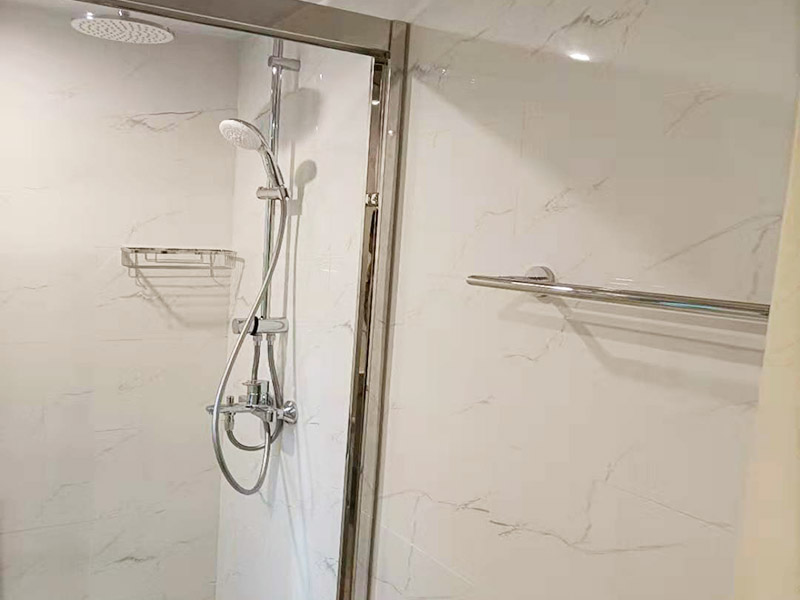 淋浴花灑五金安裝：首先要確定花灑混水閥距離地面的高度，一般控制在90~100cm左右的高度區(qū)間內(nèi)。在鋪設(shè)管道的時(shí)候花灑龍頭預(yù)留位置首先考慮清楚，一般高出毛坯墻15mm，這樣在貼完瓷磚的時(shí)候正好可以埋下絲頭，保證墻面美觀。對(duì)于淋浴花灑內(nèi)絲彎頭預(yù)留的間距一般標(biāo)準(zhǔn)都是在10~15cm左右。