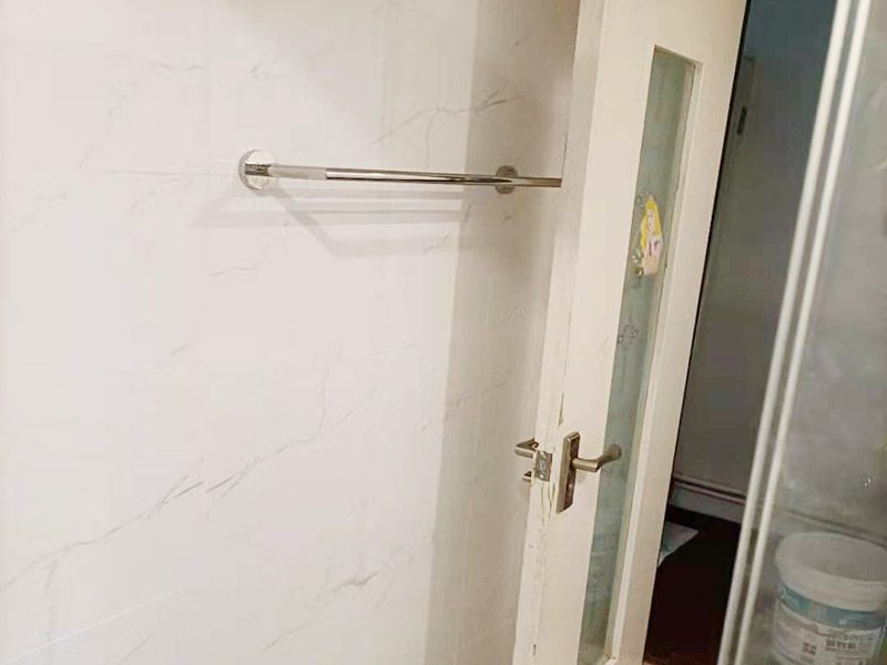 淋浴花灑五金安裝：首先要確定花灑混水閥距離地面的高度，一般控制在90~100cm左右的高度區(qū)間內(nèi)。在鋪設(shè)管道的時(shí)候花灑龍頭預(yù)留位置首先考慮清楚，一般高出毛坯墻15mm，這樣在貼完瓷磚的時(shí)候正好可以埋下絲頭，保證墻面美觀。對(duì)于淋浴花灑內(nèi)絲彎頭預(yù)留的間距一般標(biāo)準(zhǔn)都是在10~15cm左右。