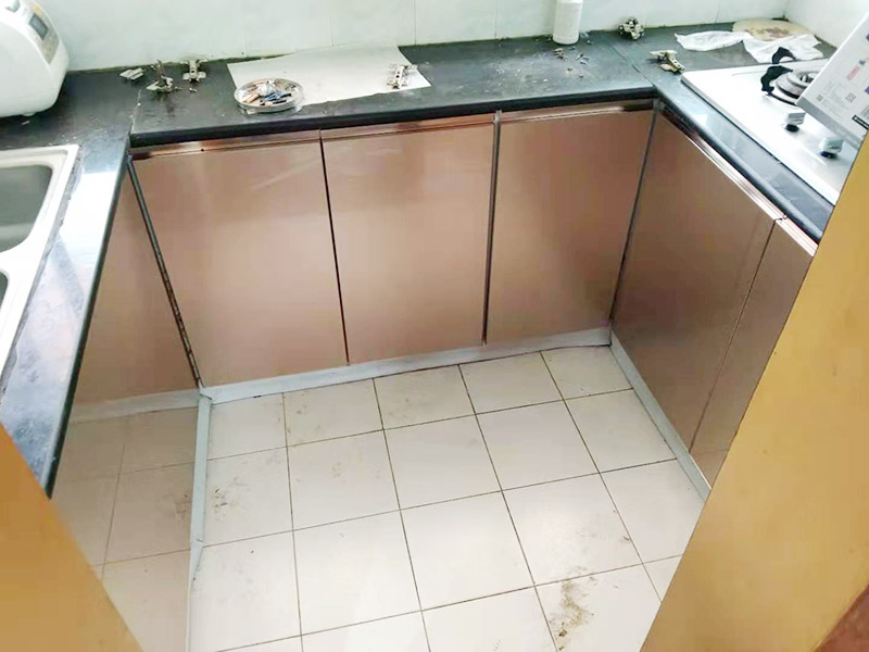 廚房櫥柜門(mén)更換：老房子櫥柜門(mén)漆脫落，從環(huán)保角度來(lái)看，建議用貼紙即可，或用墻紙也可，即使將來(lái)看膩了，換起來(lái)方便；先把櫥柜和衣柜表面清理干凈和平整，可以先把需要的長(zhǎng)度裁剪好，找一個(gè)桶把墻紙膠和混合物按說(shuō)明書(shū)上調(diào)好后。用滾筒把調(diào)好后的墻紙膠滾到櫥柜和衣柜表面(記住貼哪里就滾哪里)。把墻紙貼在上面，用刮板把墻紙刮平整，用毛巾在擦干凈，把多余的裁掉。