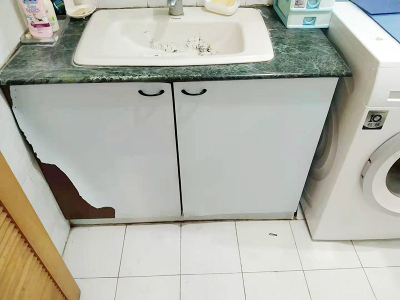 廚房櫥柜門(mén)更換：老房子櫥柜門(mén)漆脫落，從環(huán)保角度來(lái)看，建議用貼紙即可，或用墻紙也可，即使將來(lái)看膩了，換起來(lái)方便；先把櫥柜和衣柜表面清理干凈和平整，可以先把需要的長(zhǎng)度裁剪好，找一個(gè)桶把墻紙膠和混合物按說(shuō)明書(shū)上調(diào)好后。用滾筒把調(diào)好后的墻紙膠滾到櫥柜和衣柜表面(記住貼哪里就滾哪里)。把墻紙貼在上面，用刮板把墻紙刮平整，用毛巾在擦干凈，把多余的裁掉。