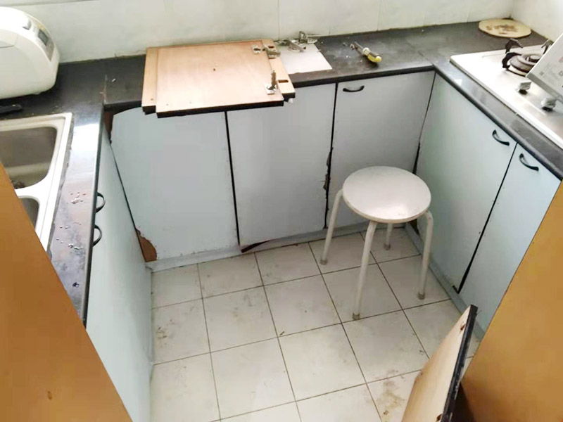 廚房櫥柜門(mén)更換：老房子櫥柜門(mén)漆脫落，從環(huán)保角度來(lái)看，建議用貼紙即可，或用墻紙也可，即使將來(lái)看膩了，換起來(lái)方便；先把櫥柜和衣柜表面清理干凈和平整，可以先把需要的長(zhǎng)度裁剪好，找一個(gè)桶把墻紙膠和混合物按說(shuō)明書(shū)上調(diào)好后。用滾筒把調(diào)好后的墻紙膠滾到櫥柜和衣柜表面(記住貼哪里就滾哪里)。把墻紙貼在上面，用刮板把墻紙刮平整，用毛巾在擦干凈，把多余的裁掉。