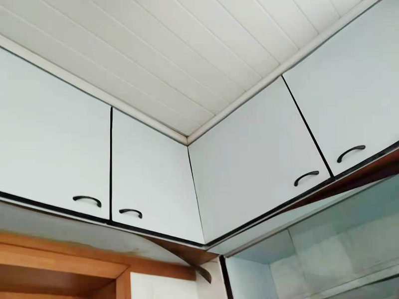 廚房櫥柜門(mén)更換：老房子櫥柜門(mén)漆脫落，從環(huán)保角度來(lái)看，建議用貼紙即可，或用墻紙也可，即使將來(lái)看膩了，換起來(lái)方便；先把櫥柜和衣柜表面清理干凈和平整，可以先把需要的長(zhǎng)度裁剪好，找一個(gè)桶把墻紙膠和混合物按說(shuō)明書(shū)上調(diào)好后。用滾筒把調(diào)好后的墻紙膠滾到櫥柜和衣柜表面(記住貼哪里就滾哪里)。把墻紙貼在上面，用刮板把墻紙刮平整，用毛巾在擦干凈，把多余的裁掉。