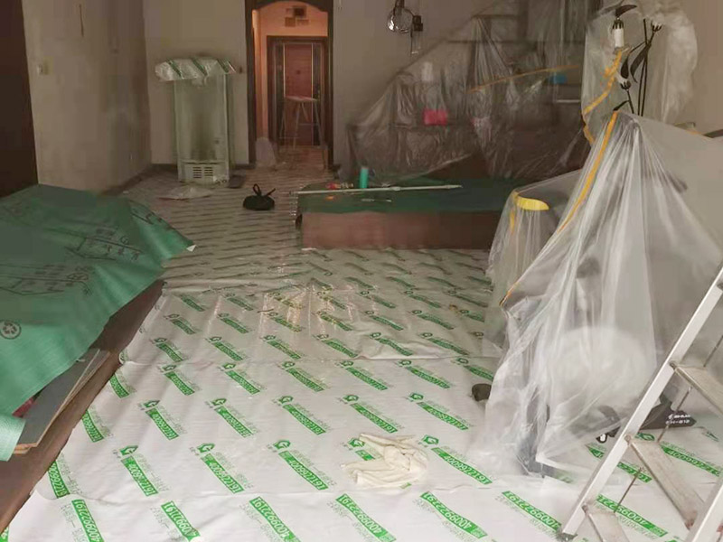 舊房客廳翻新：首先如果只是翻新墻面，地面就需要做好成品保護，這樣免得造成地面二次污染，老墻面的翻新處理的時候要注意將老墻面的原有裝修和裝飾都一并的清除。水泥層損壞，將損壞的墻面部分全部鏟除，之后再使用水泥進行涂抹。墻面的底漆作用非常重要，具有防潮、保護墻面、提高墻面粉刷效果的作用。最后再刷乳膠漆，在進行涂刷的時候也要從上到下順著一個方向進行涂刷。