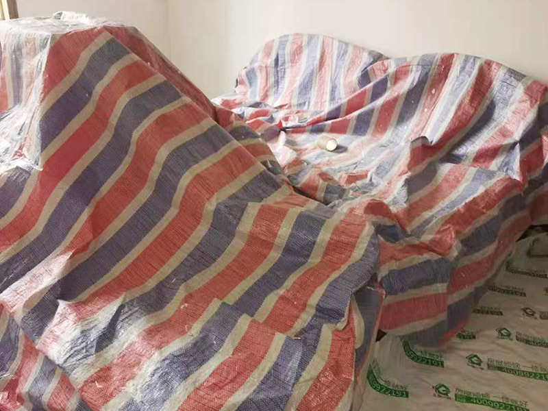 舊房客廳翻新：首先如果只是翻新墻面，地面就需要做好成品保護，這樣免得造成地面二次污染，老墻面的翻新處理的時候要注意將老墻面的原有裝修和裝飾都一并的清除。水泥層損壞，將損壞的墻面部分全部鏟除，之后再使用水泥進行涂抹。墻面的底漆作用非常重要，具有防潮、保護墻面、提高墻面粉刷效果的作用。最后再刷乳膠漆，在進行涂刷的時候也要從上到下順著一個方向進行涂刷。