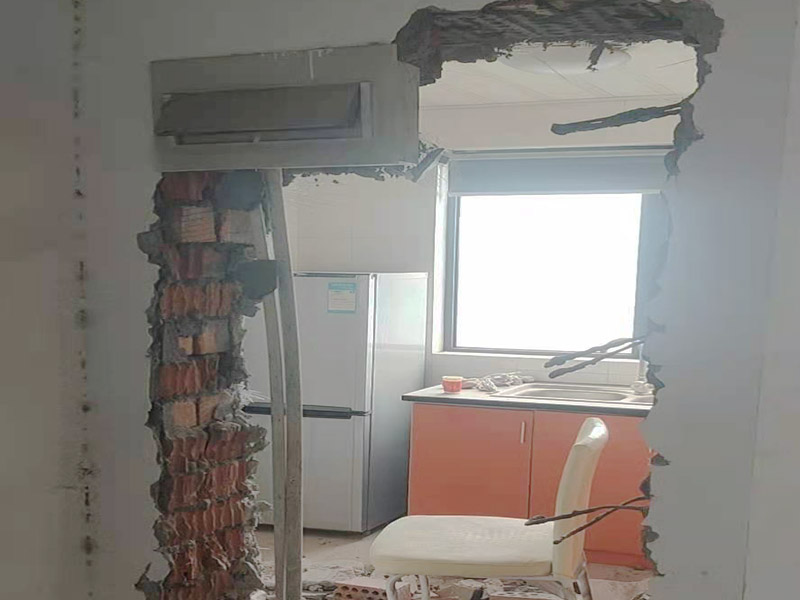 局部拆除,開門洞:首先對門洞的大小進行測量和劃線，然后借助墻體切割機或沖擊鉆，沿著線條的位置進行切割，切割出輪廓之后再用鐵錘把墻體敲碎，之后用沖擊鉆來修整門邊，最后把產(chǎn)生的垃圾清走，用水泥給門洞找平。