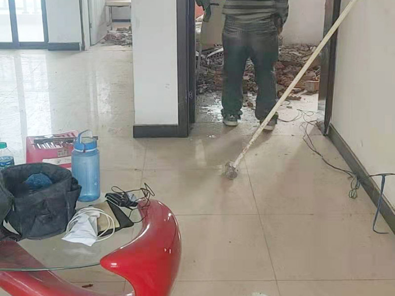 局部拆除,開門洞:首先對門洞的大小進行測量和劃線，然后借助墻體切割機或沖擊鉆，沿著線條的位置進行切割，切割出輪廓之后再用鐵錘把墻體敲碎，之后用沖擊鉆來修整門邊，最后把產(chǎn)生的垃圾清走，用水泥給門洞找平。