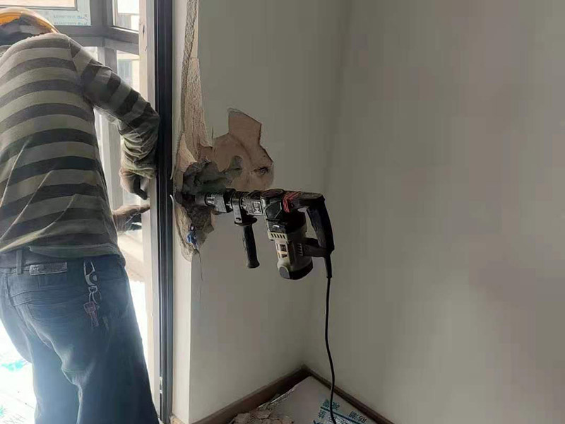 局部拆除,開門洞:首先對門洞的大小進行測量和劃線，然后借助墻體切割機或沖擊鉆，沿著線條的位置進行切割，切割出輪廓之后再用鐵錘把墻體敲碎，之后用沖擊鉆來修整門邊，最后把產(chǎn)生的垃圾清走，用水泥給門洞找平。