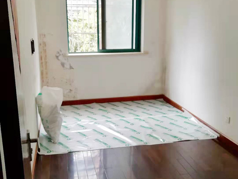 局部改造施工：首先將房屋內(nèi)家具搬走或者搬至不翻新的地方暫時保存，然后做好成品保護，然后更換舊的水路管線，按新設(shè)計的管線打洞、布管安裝，更換舊的電路，按新的設(shè)計要求開槽布線等。施工區(qū)域不同，就有不同的施工流程。