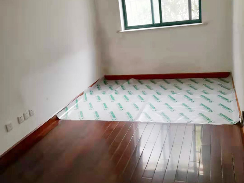 局部改造施工：首先將房屋內(nèi)家具搬走或者搬至不翻新的地方暫時保存，然后做好成品保護，然后更換舊的水路管線，按新設(shè)計的管線打洞、布管安裝，更換舊的電路，按新的設(shè)計要求開槽布線等。施工區(qū)域不同，就有不同的施工流程。