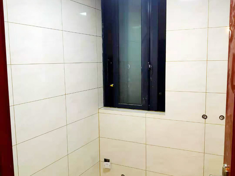 局部改造施工：首先將房屋內(nèi)家具搬走或者搬至不翻新的地方暫時保存，然后做好成品保護，然后更換舊的水路管線，按新設(shè)計的管線打洞、布管安裝，更換舊的電路，按新的設(shè)計要求開槽布線等。施工區(qū)域不同，就有不同的施工流程。