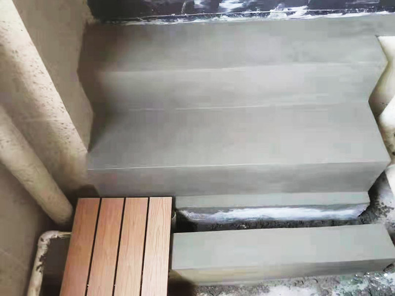 戶外磚砌水泥樓梯：先根據(jù)事先確定的弧度，在墻面上沿著弧度抹上水泥砂漿，沿著水泥砂漿，從里向外砌筑。水泥澆筑時(shí)間最好能達(dá)到3個(gè)月或者3個(gè)月以上，雖然水泥能在十幾天左右就能凝固，但是，水泥濕氣沒有全部揮發(fā)，再加上實(shí)木怕濕氣，所以，如果過早的全部封死，很容易返潮把踏板泡腐爛。