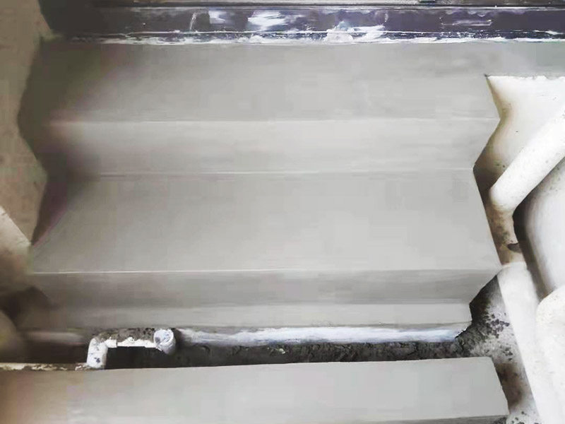 戶外磚砌水泥樓梯：先根據(jù)事先確定的弧度，在墻面上沿著弧度抹上水泥砂漿，沿著水泥砂漿，從里向外砌筑。水泥澆筑時(shí)間最好能達(dá)到3個(gè)月或者3個(gè)月以上，雖然水泥能在十幾天左右就能凝固，但是，水泥濕氣沒有全部揮發(fā)，再加上實(shí)木怕濕氣，所以，如果過早的全部封死，很容易返潮把踏板泡腐爛。