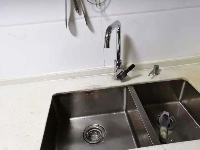 水槽臺(tái)盆打膠維修：把水池放好后，需在盆的四周畫(huà)上記號(hào)，并且把水池取下，接著再打玻璃膠即可。等玻璃較打好后，需要把盆放下去壓一下，并把多余的膠用刮板刮掉即可。當(dāng)然，玻璃膠也可以替換成密封條，同樣具備防水作用。