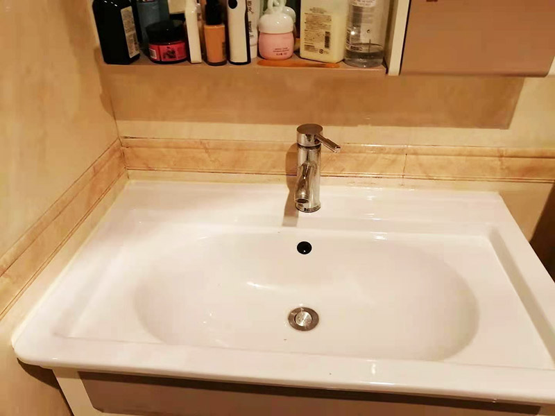 水槽臺(tái)盆打膠維修：把水池放好后，需在盆的四周畫(huà)上記號(hào)，并且把水池取下，接著再打玻璃膠即可。等玻璃較打好后，需要把盆放下去壓一下，并把多余的膠用刮板刮掉即可。當(dāng)然，玻璃膠也可以替換成密封條，同樣具備防水作用。