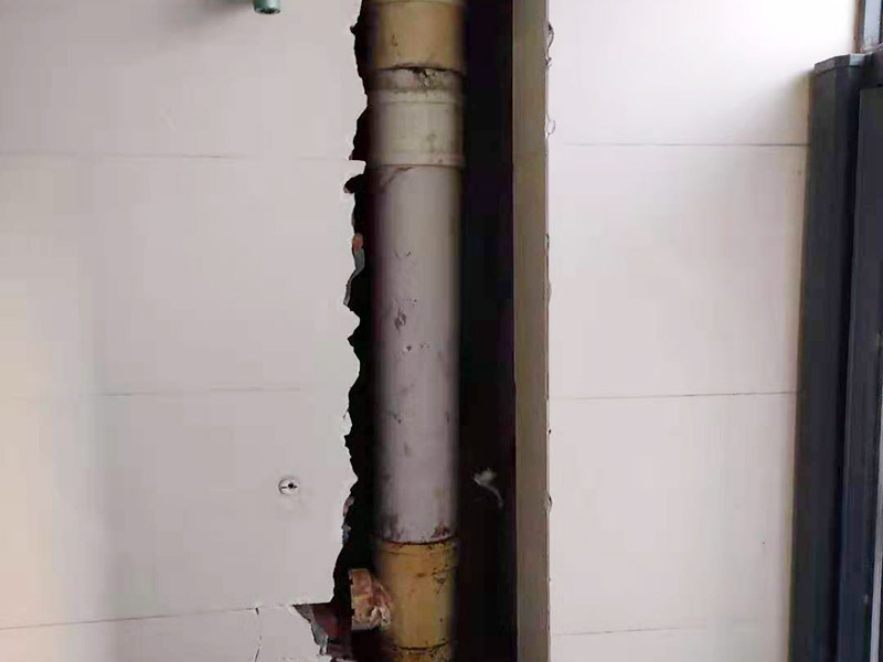 主排水管道維修更換：漏水的地方太大，建議換新水管，更換前要將整棟樓的水停下來，否則就會影響到后期的施工。更換的時候要將漏水的地方截掉，然后套上尺寸相同的新管，并用PVC膠水把連接處粘好。假如滲透的不嚴重，那么直接用PVC膠水粘結(jié)好，再拿防水布裹緊即可。