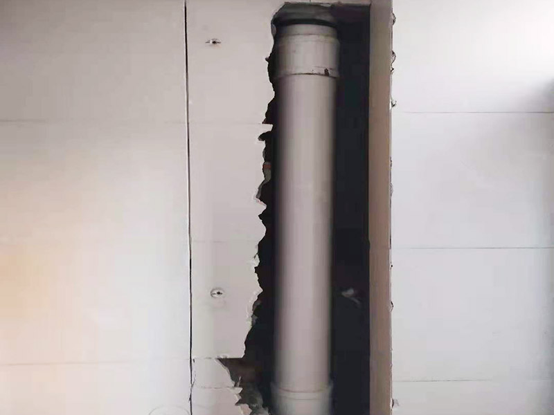 主排水管道維修更換：漏水的地方太大，建議換新水管，更換前要將整棟樓的水停下來，否則就會影響到后期的施工。更換的時候要將漏水的地方截掉，然后套上尺寸相同的新管，并用PVC膠水把連接處粘好。假如滲透的不嚴重，那么直接用PVC膠水粘結(jié)好，再拿防水布裹緊即可。