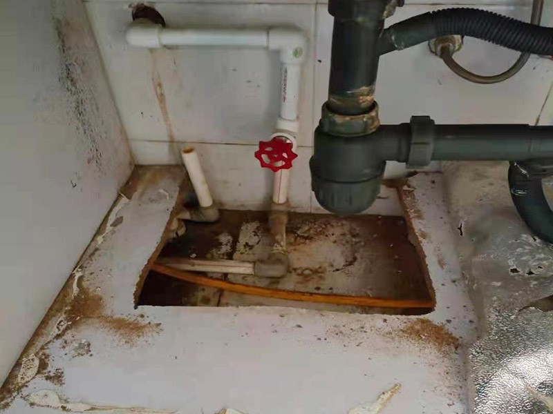 主排水管道維修更換：漏水的地方太大，建議換新水管，更換前要將整棟樓的水停下來，否則就會影響到后期的施工。更換的時候要將漏水的地方截掉，然后套上尺寸相同的新管，并用PVC膠水把連接處粘好。假如滲透的不嚴重，那么直接用PVC膠水粘結(jié)好，再拿防水布裹緊即可。