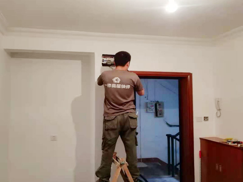 客廳墻面刷漆修補：首先檢查墻面問題點在哪里，找到問題逐步解決，如果發(fā)現(xiàn)墻體不夠堅實，墻面存在大裂縫等問題，應該先對墻面進行處理。此時需要注意處理墻面的時候，膩子，膠水，涂料在施工的會后難免會對周圍已經(jīng)裝修好的成品造成影響，在施工前要做好成品的保護。清理好打磨后的膩子表面的浮塵被，就可以刷底漆了，底漆可以提高面漆的附著力、增加面漆的豐滿度、提供抗堿性、提供防腐功能等，使用底漆后面漆更易涂刷，減少了面漆的使用量。