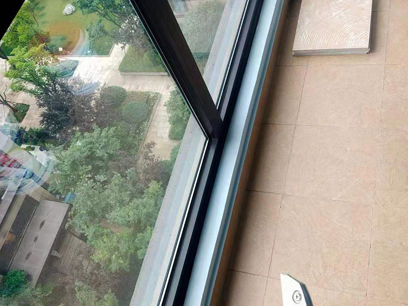 陽臺窗框找平刷白：陽臺漏水如果是窗戶與墻體之間的接縫過大，可以將原有的老化或破損的密封材料剔除，然后將基層處理干凈平整順直。對于窗戶與墻體較大的縫隙處用發(fā)泡膠填滿，內(nèi)、外側(cè)及窗框、窗扇壓條必須打滿膠密封起來。