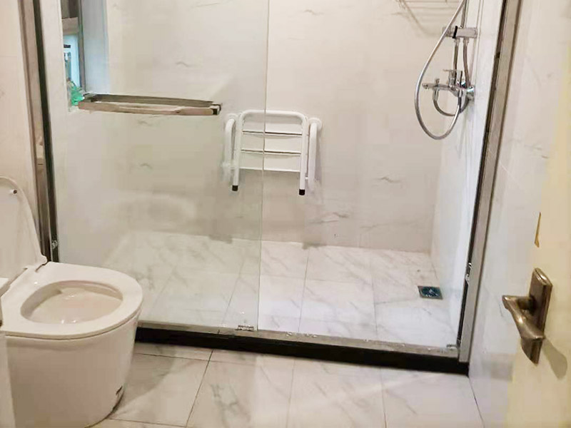 浴室防水裝修：首先就要把衛(wèi)生間的地平面整平。地面不平，在涂刷防水涂料的時(shí)候就可能會涂不均勻，又或是地面因?yàn)椴黄蕉菀琢验_，一般都是自地平面向上在墻面上涂刷30cm；淋浴房區(qū)就需要把防水涂料涂刷到180cm，這樣噴頭的水就不容易滲入墻內(nèi)，防水層涂刷好后，需要晾一段時(shí)間。為了讓防水層與墻面更好地融合在一起，以防止在之后的施工中對防水層造成破壞。