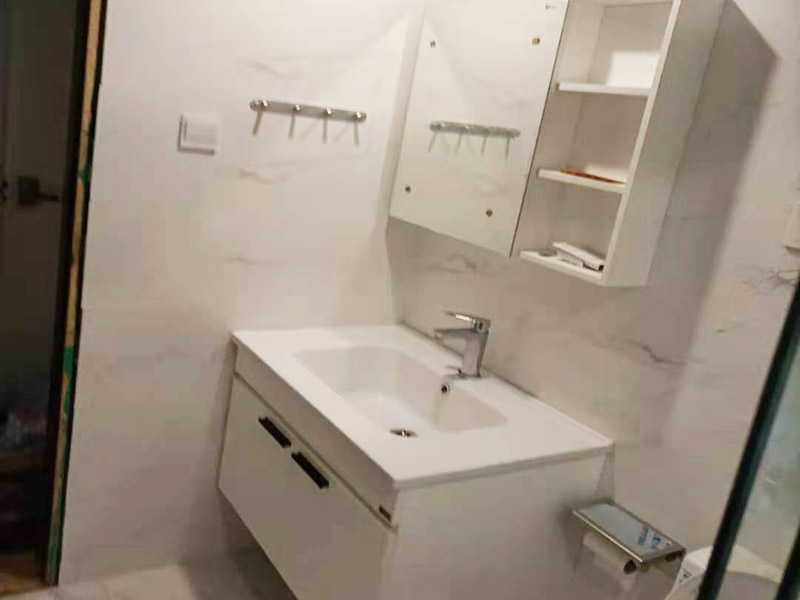 浴室防水裝修：首先就要把衛(wèi)生間的地平面整平。地面不平，在涂刷防水涂料的時(shí)候就可能會涂不均勻，又或是地面因?yàn)椴黄蕉菀琢验_，一般都是自地平面向上在墻面上涂刷30cm；淋浴房區(qū)就需要把防水涂料涂刷到180cm，這樣噴頭的水就不容易滲入墻內(nèi)，防水層涂刷好后，需要晾一段時(shí)間。為了讓防水層與墻面更好地融合在一起，以防止在之后的施工中對防水層造成破壞。