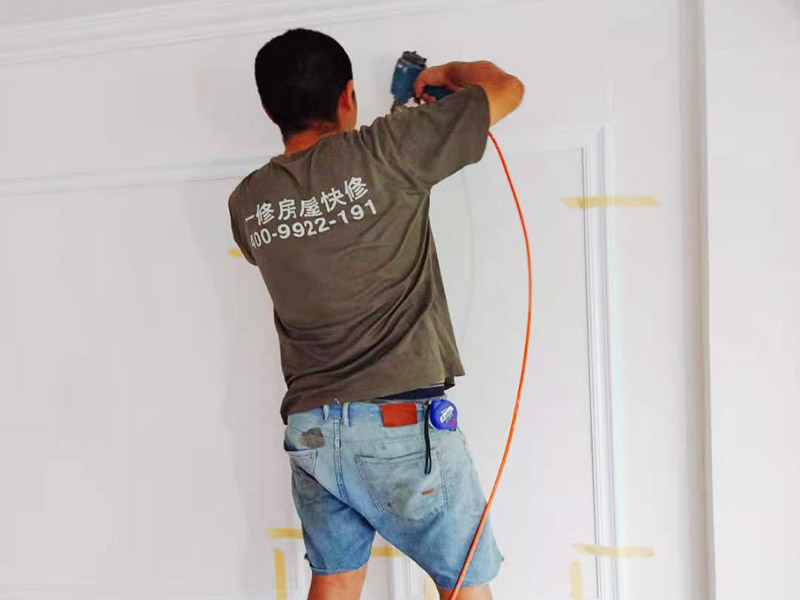 背景墻做石膏線：簡單的石膏線不僅能提高背景墻的格調(diào)，還起到了將背景墻獨(dú)立開來的作用，簡單大方。兩層的電視墻石膏線不僅將墻面拉伸，也讓整個(gè)背景墻顯得不那么單調(diào)，這樣的裝修會(huì)使得墻面呈現(xiàn)出一種層次感，利用顏色與石膏線的區(qū)分，讓墻面更有立體感。