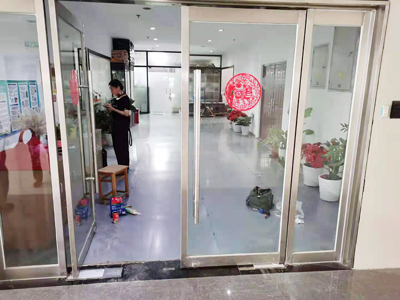 玻璃門地彈簧更換：地彈簧是一種閉門器，而這種閉門器在玻璃門中使用較多。玻璃門地彈簧也是一種液壓式閉門器，其壓緊彈簧的裝置為蝸輪，主要是因為蝸輪可以正反向旋轉(zhuǎn)，根據(jù)玻璃門地彈簧的特點，基本配置是天軸和地軸，除了玻璃門，可以適用于幾乎所有木制、鋼制、鋁合金門和使用玻璃門夾的無邊框玻璃門。