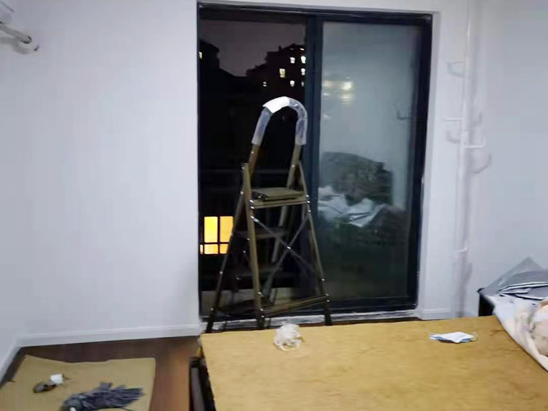 玻璃門地彈簧更換：地彈簧是一種閉門器，而這種閉門器在玻璃門中使用較多。玻璃門地彈簧也是一種液壓式閉門器，其壓緊彈簧的裝置為蝸輪，主要是因為蝸輪可以正反向旋轉(zhuǎn)，根據(jù)玻璃門地彈簧的特點，基本配置是天軸和地軸，除了玻璃門，可以適用于幾乎所有木制、鋼制、鋁合金門和使用玻璃門夾的無邊框玻璃門。