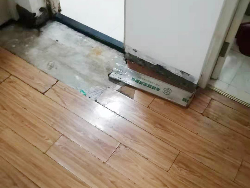 地板重新鋪貼：首先將原有的木地板或者瓷磚拆除掉，最好先從踢腳線開始拆除，這樣比較方便拆一點(diǎn)。然后如果發(fā)現(xiàn)地面不平整的地方，再重新打磨平整后，最后再重新上地磚或是木地板來(lái)鋪貼。