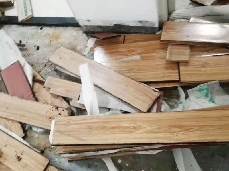 地板重新鋪貼：首先將原有的木地板或者瓷磚拆除掉，最好先從踢腳線開始拆除，這樣比較方便拆一點(diǎn)。然后如果發(fā)現(xiàn)地面不平整的地方，再重新打磨平整后，最后再重新上地磚或是木地板來(lái)鋪貼。