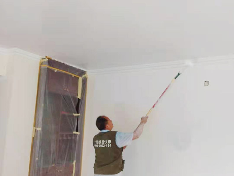 墻面刷乳膠漆服務(wù)：墻面上有污漬的話，會直接影響到乳膠漆的附著力。這其實是在變向浪費乳膠漆。如果強刷乳膠漆的話，只會出現(xiàn)墻面不均勻，油漆刷不上的情況。所以需要鏟除舊墻做好基層處理。然后再刷底漆乳膠漆