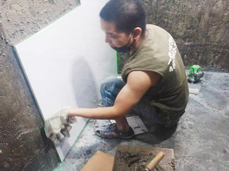 墻面貼磚施工：貼磚前對墻壁將進(jìn)行檢查，看墻壁是否有裂縫，做好修補(bǔ)，然后最好用水潤濕墻壁，這在墻壁的瓷磚和墻壁之間是有益的更好的粘接。鋪貼墻磚時，必須先對墻磚和墻磚進(jìn)行測量和整理，這樣即規(guī)劃了位置，也保證墻磚鋪貼的美觀度。