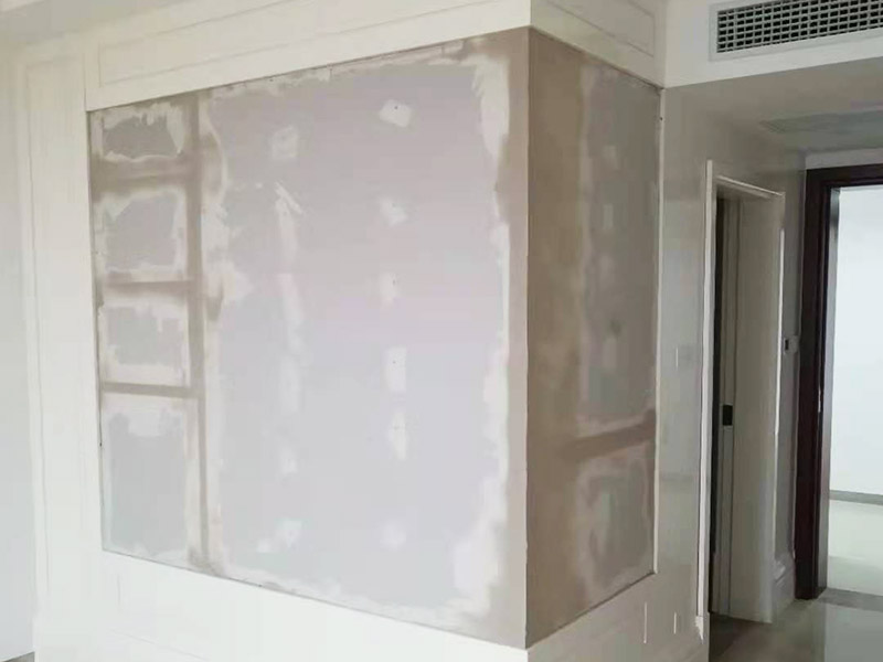 辦公室玻璃封石膏板：玻璃墻面后期做封閉處理，先把需要封閉的地方尺寸在木龍骨上做好好標記，然后切割木龍骨、石膏板固定在玻璃周圍，打膠封邊再掛膩子找平，后面就與墻面粉刷差不多了。