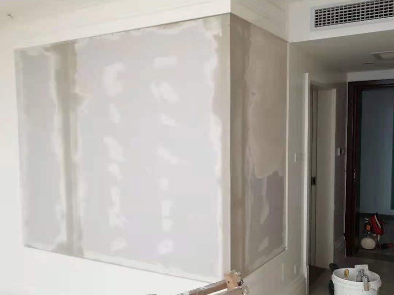 辦公室玻璃封石膏板：玻璃墻面后期做封閉處理，先把需要封閉的地方尺寸在木龍骨上做好好標記，然后切割木龍骨、石膏板固定在玻璃周圍，打膠封邊再掛膩子找平，后面就與墻面粉刷差不多了。