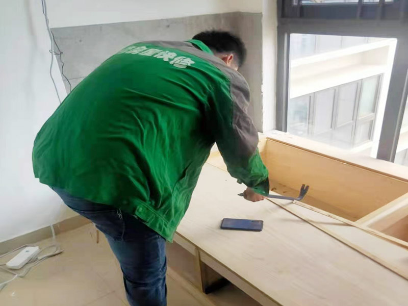 局部拆除維修：榻榻米的安裝是一個很講究工藝且相對較為復雜的過程，沒有專業(yè)人士的輔助，是根本裝不上的。只能安裝在固定的地方，所以后期如果有空間需要重新規(guī)劃只能拆除它，拆除時榻榻米可能就不能保證不損壞。