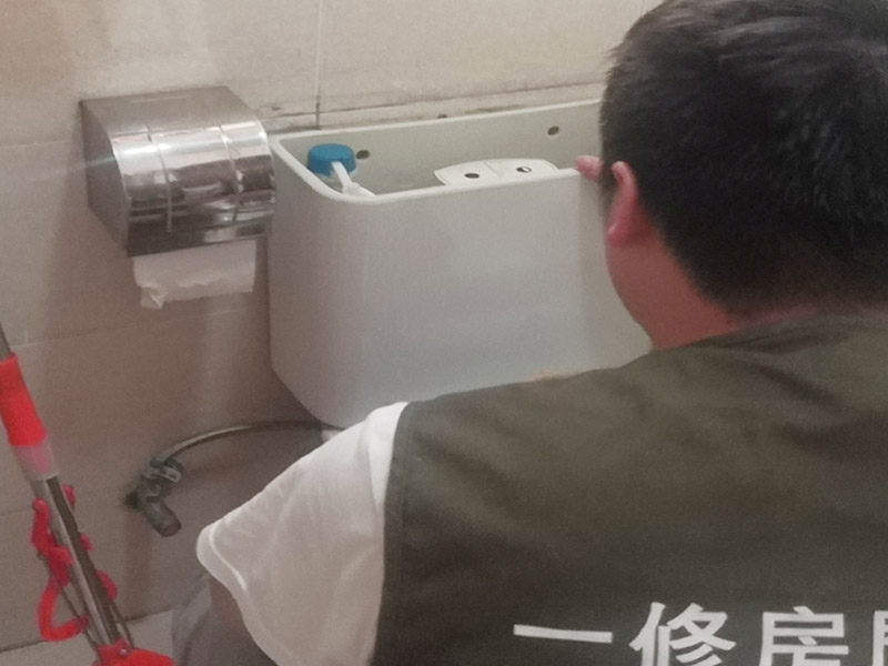 局部拆除維修：榻榻米的安裝是一個很講究工藝且相對較為復雜的過程，沒有專業(yè)人士的輔助，是根本裝不上的。只能安裝在固定的地方，所以后期如果有空間需要重新規(guī)劃只能拆除它，拆除時榻榻米可能就不能保證不損壞。