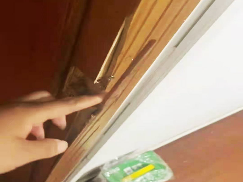 門框破損維修：首先將破損的洞清理干凈，用砂紙打磨一下除去污垢，將膩?zhàn)雍秃锰钤诳斩磧?nèi)，等膩?zhàn)痈珊笥蒙凹埓蚰ス饣蛘咚俑赡z干透的木渣也是打磨光滑，除去上邊的灰塵。然后使用修補(bǔ)膏或者油漆對(duì)修補(bǔ)平整光滑的膩?zhàn)由险{(diào)色，還原成與周圍一樣的色彩，用吹風(fēng)機(jī)快速吹干油漆。