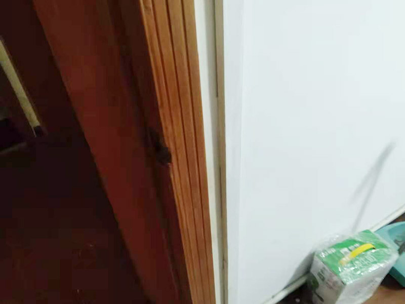 門框破損維修：首先將破損的洞清理干凈，用砂紙打磨一下除去污垢，將膩?zhàn)雍秃锰钤诳斩磧?nèi)，等膩?zhàn)痈珊笥蒙凹埓蚰ス饣?，或者速干膠干透的木渣也是打磨光滑，除去上邊的灰塵。然后使用修補(bǔ)膏或者油漆對(duì)修補(bǔ)平整光滑的膩?zhàn)由险{(diào)色，還原成與周圍一樣的色彩，用吹風(fēng)機(jī)快速吹干油漆。