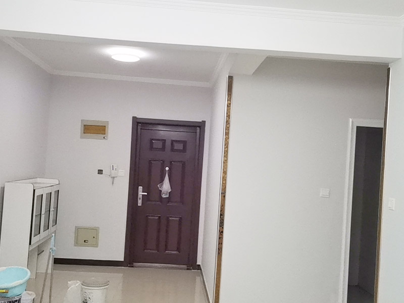 墻面空鼓掉皮維修：首先將空鼓部分敲掉，將涂料層除去，對(duì)墻面作找平處理，然后使用石膏基防霉耐水批土做墻面滿批后再刷一底二面的漆就可以了。重新進(jìn)行墻面粉刷，粉刷時(shí)需要注意，需要在粉刷前一天將墻面濕潤(rùn)。