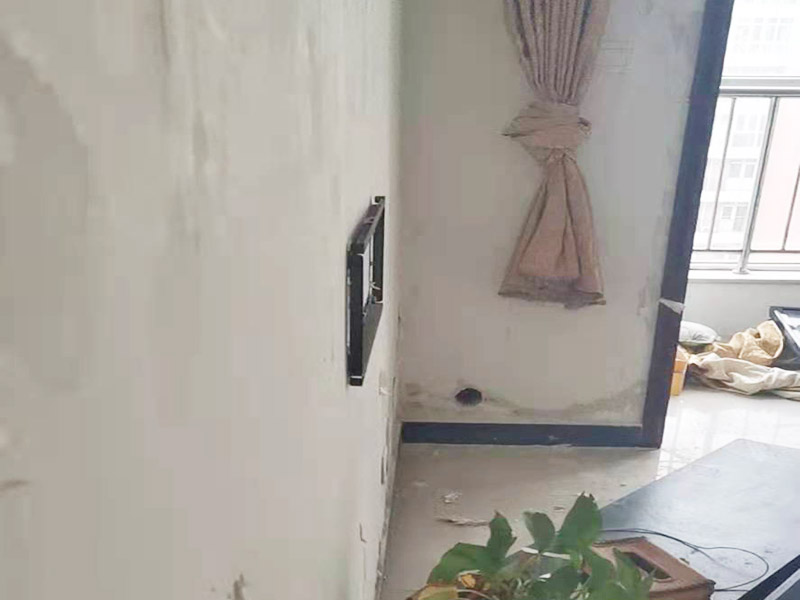 墻面空鼓掉皮維修：首先將空鼓部分敲掉，將涂料層除去，對(duì)墻面作找平處理，然后使用石膏基防霉耐水批土做墻面滿批后再刷一底二面的漆就可以了。重新進(jìn)行墻面粉刷，粉刷時(shí)需要注意，需要在粉刷前一天將墻面濕潤(rùn)。