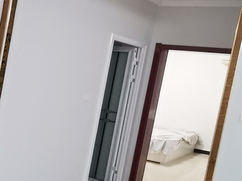 墻面空鼓掉皮維修：首先將空鼓部分敲掉，將涂料層除去，對(duì)墻面作找平處理，然后使用石膏基防霉耐水批土做墻面滿批后再刷一底二面的漆就可以了。重新進(jìn)行墻面粉刷，粉刷時(shí)需要注意，需要在粉刷前一天將墻面濕潤(rùn)。